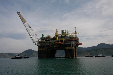 Oil rig at Angra dos Reis. Photo from Programa de aceleração do crescimento (Growth acceleration programme) on Flickr (CC BY-NC-SA 2.0)