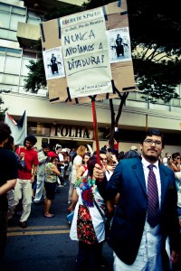 Lino Bocchini protesting in front of Folha de São Paulo