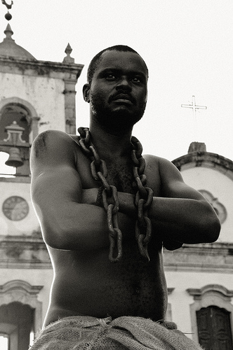 O Escravo de Paraty, Anderson - A única estátua viva de escravo no Brasil. Foto de Mario Crema no Flickr (CC BY-NC-ND 2.0)