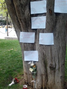 "Praça #syntagma, onde um homem se matou hoje. Pode ler-se "quem virá a seguir", "não é um suicídio, mas um homicídio" 