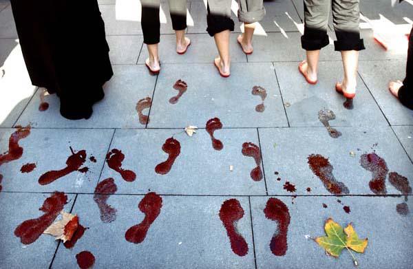 Der Tatort, wo der Mord des Dpktors stattfand, wurde mit blutigen Fußabdrücken markiert