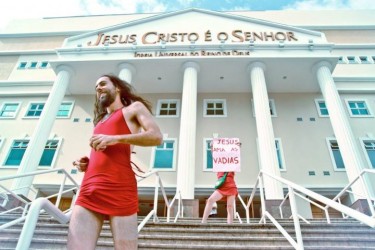 "Jesus loves sluts". The protest passed by the steps of a temple of the Universal Church, a conservative evangelical denomination. Photo by Yuri Brah, used with permission