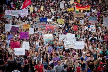 Crowd walks through Brasilia. Profile picture of SlutWalk Brasilia, free use.