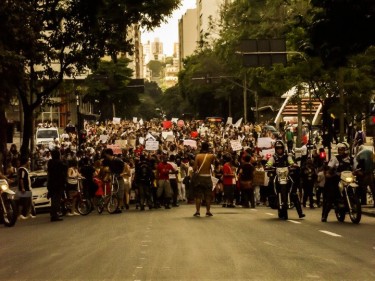 A multidão em marcha. Foto de Pedro Rennó, usada com permissão