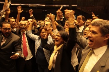 Deputados comemoram a aprovação da PEC 438. Foto de Rogério Tomaz Jr, usada com permissão