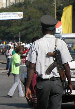 Polícia em Maputo, 2010. Foto de Amanda Rossi no Flickr (CC BY-NC-SA 2.0)
