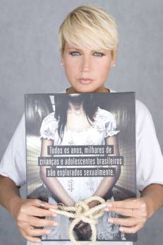 Xuxa posa com cartaz da Campanha de Enfrentamento à Exploração Sexual de Crianças e Adolescentes