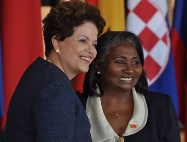  La presidenta Dilma Rousseff con la embajadora de Guinea-Bissau, Eugénia Pereira Saldanha Araújo, 2011. Foto Germano Corrêa/MRE en Flickr (CC BY-NC-SA 2.0).