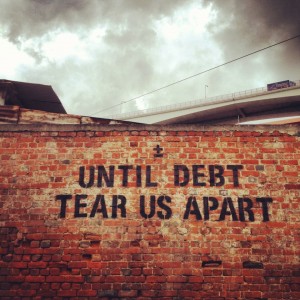 "Até que a dívida nos separe". Mural em Lisboa de maismenos.net. Foto de Miguel Manso