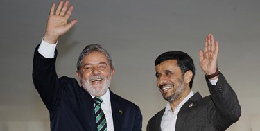 الزيارة التي قام بها الرئيس الإيراني، محمود أحمدي نجاد إلى البرازيل، عام 2009. الصورة من وزارة العلاقات الخارجية في البرازيل (تحت رخصة المشاع الإبداعي)