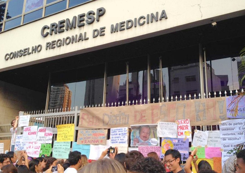 Manifestação pelo parto em casa em frente ao CREMESP, São Paulo, 17 de junho, 2012. Foto da autora.