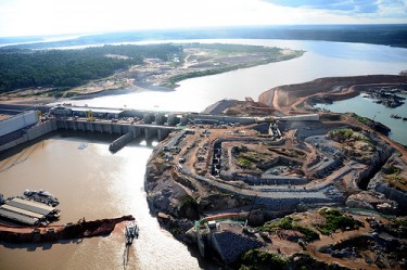 Vista aérea da usina hidrelétrica (UHE) Santo Antônio, no rio Madeira, em Rondônia. Foto de Programa de Aceleração do Crescimento PAC no Flickr (CC BY-NC-SA 2.0)