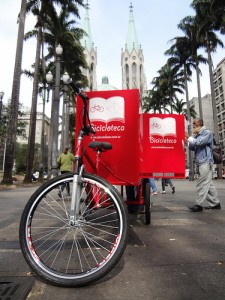 La Bicicloteca nella Piazza da Sé, San Paolo. Foto di GreenMobility su Flickr