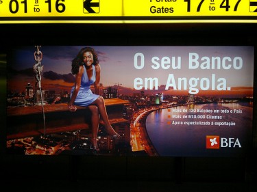 Publicidade a banco angolano no aeroporto de Lisboa. Foto de Chiva Congelado no Flickr (CC BY-NC-SA 2.0)