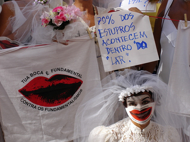 «Tu boca es fundamental contra los fundamentalismos» «El 70% de las violaciones se producen en el hogar». Foto en Flickr de gaviota paseandera (CC BY-NC-ND). Porto Alegre, Brasil (2005)
