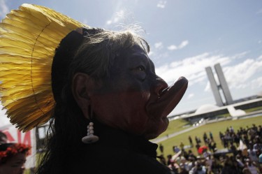 Protesto indígena em Brasília, 2011. Foto de International Rivers no Flickr (CC BY-NC-SA 2.0)