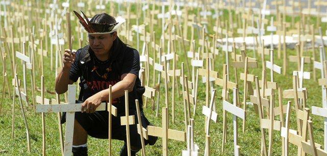 Foto de cinco mil cruzes plantadas em Brasília na página de Facebook da Itiban Comic Shop