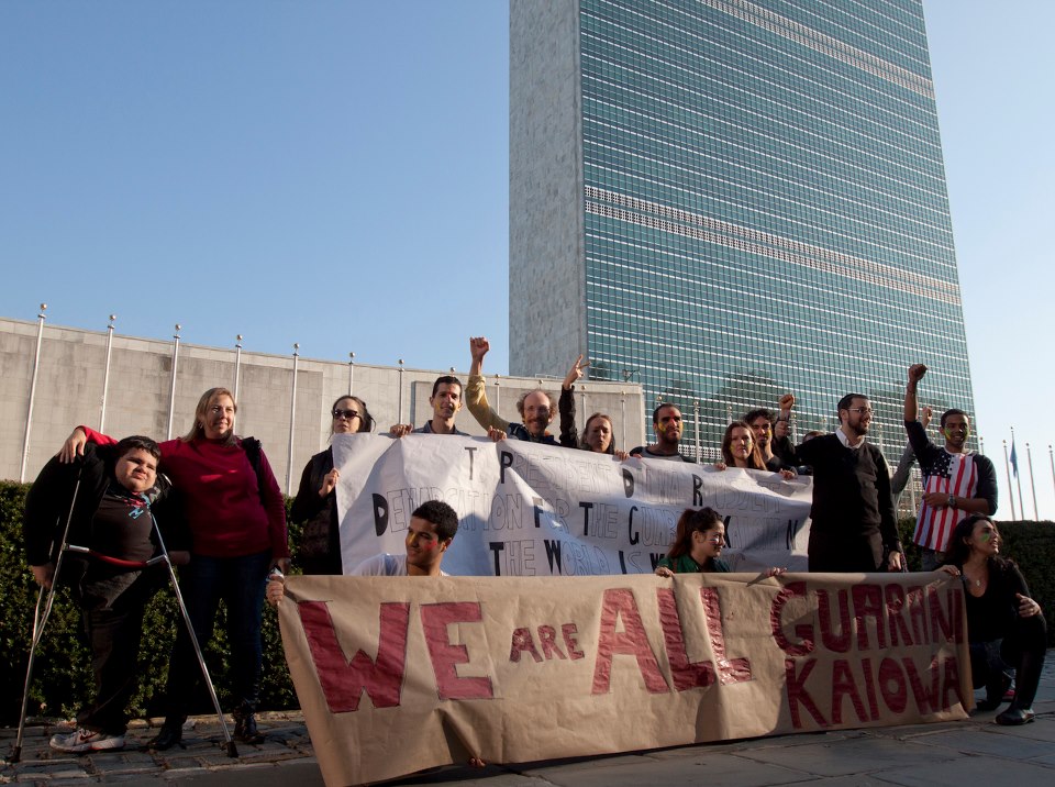 Protesto em frente às Nações Unidas, Nova Iorque. Foto de Leandro Viana, Masayuki Azuma e Sebastian Loaysa, usada com permissão