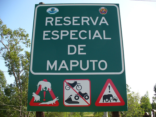 Placa de sinalização de reserva de elefantes em Maputo. Foto de Leandro's World Tour no Flickr (CC BY 2.0)