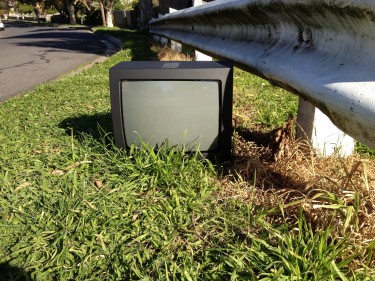 Televisão abandonada. Foto de Therealdigitalkiwi no Flickr (CC BY 2.0)