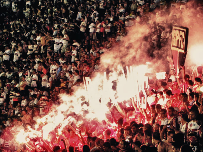 Torcida do São Paulo comemora no estádio do Morumbi durante jogo contra o Tigre. Foto de Cleber Machado, sob licença Creative Commons.