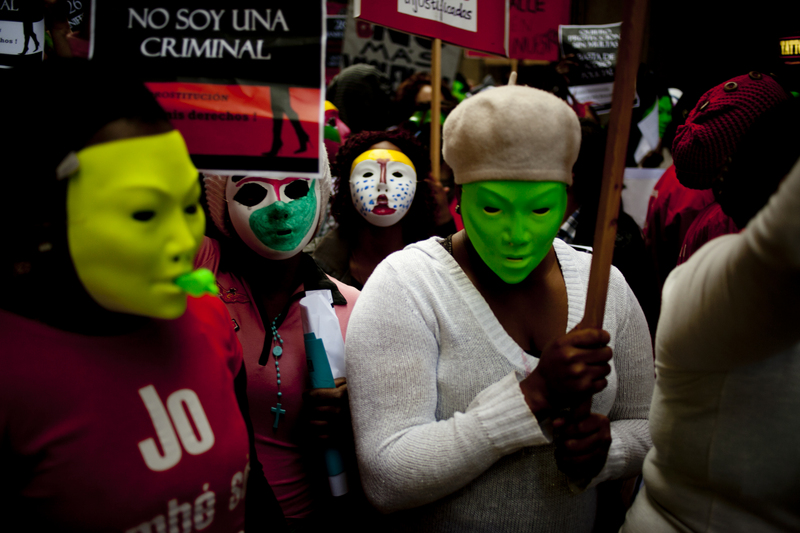 Campanha das Prostitutas Indignadas em Barcelona. Prostitutas mascaradas protestam contra o anúncio feito pela Câmara Municipal de uma possível alteração à lei da prostituição em Barcelona. Foto Pau Barrena copyright Demotix (26/04/2012)