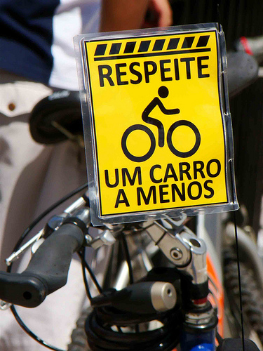 "Respeite um carro a menos" - Peladada São Paulo 2010. Foto de Thiago Miranda dos Santos Moreira no Flickr (CC BY-NC-SA 2.0)