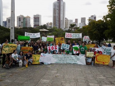 Ato em defesa das dunas do Cocó, realizado no Parque Estadual do Cocó, em Fortaleza, dia 16 de fevereiro de 2013. Foto publicada pelo perfil Dunas do Cocó no Facebook.