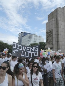 Na Redenção, em Porto Alegre, participantes vestiram branco, levaram balões e empunharam cartazes. (Foto: Cassiana Machado Martins)