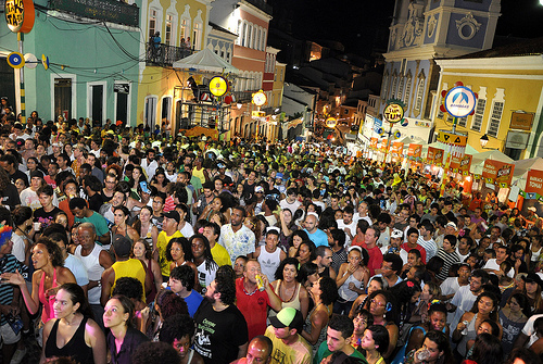 Les participants s'amusent au carnaval du circuit Pelourinho