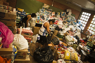 Vila Liberdade, Porto Alegre. Collection of donations being carried out at Giudice Gymnasium (CC BY-SA Overmundo)