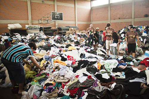 Vila Liberdade: the checking and distribution of the donations is carried out in the sports gymnasium at the Municipal School of Antonia Giudice. On 2 February a group of volunteers went to the shanty town en force to take statements of the incident from those who had been affected by the fire. (CC BY-SA Overmundo)