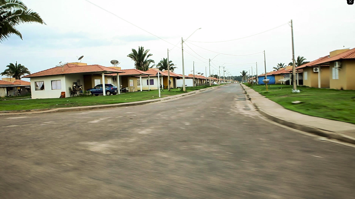 Ruas desertas de Nova Mutum Paraná, vila construída pela usina de Jirau, contrasta com a explosão populacional de Jaci Foto: Marcelo Min
