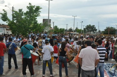 Banda de percussão toca na concentração da caminhada. Foto publicada no Facebook pelo perfil do coletivo Crítica Radical.