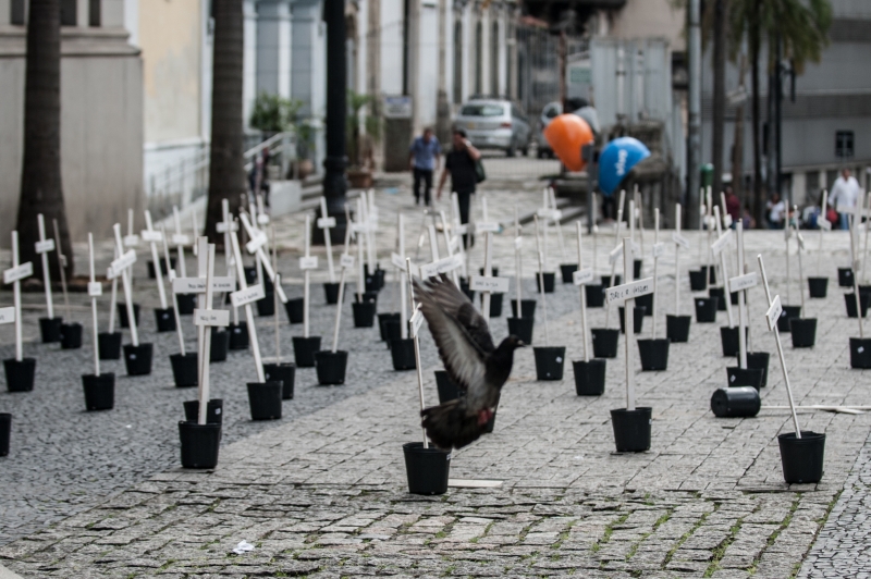 Law students from the University of São Paulo (USP) place 111 crosses in front of the law faculty in the centre of the city in memory of the prisoners killed by military polive at Candiru in 1992. Photo by Marcelo Camargo, Agência Brasil