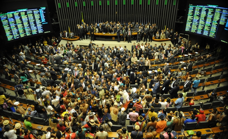 Centenas de índios invadiram o plenário da Câmara dos Deputados e tomaram as cadeiras dos parlamentares. Foto de José Cruz, Agência Brasil (CC BY 3.0)