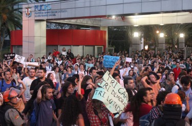 The first demonstration took place in front of the Catholic University of Rio Grande do Sul, on the 25th of March. (Photo: Cassiana Machado Martins, on Flickr)