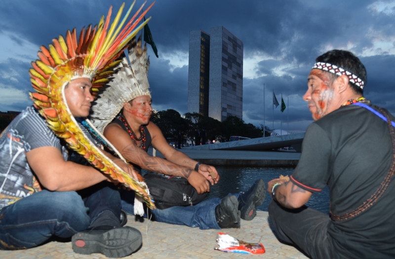 Brasília 18/04/2013 - Índios fazem manifestação em frente ao Palácio do Planalto. Eles protestam contra a PEC 215, que transfere para o Congresso poder de demarcar terras indígenas. Foto de Valter Campanato para Agência Brasil (CC BY 3.0)