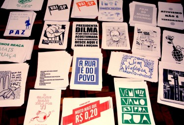 Gráfica imprime gratuitamente cartazes com ideias de manifestantes em São Paulo. Foto por Meli-Melo Press, publicada no Facebook.