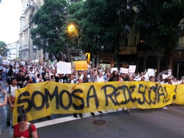 A faixa "Somos a Rede Social" na manifestação no Rio de Janeiro no dia 17 de junho. Foto de Arthur Bezerra usada com permissão/Facebook