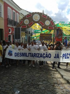 Foto de manifestantes carregando a faixa sobre a PEC 102, no Maranhão. 