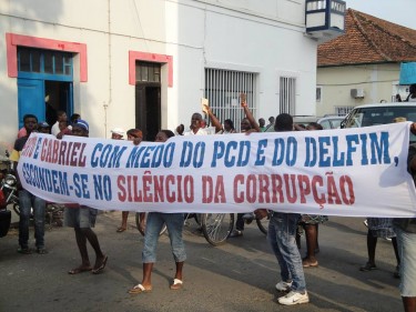 Foto do protesto "Não queremos arroz podre" (26/06/2013), partilhada por Tito Cheque no Facebook (usada com permissão)