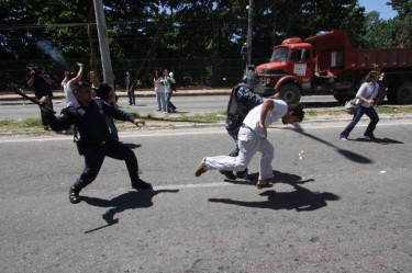 Polícia agride manifestante. Foto tirada da página do Facebook "Dunas do Cocó".