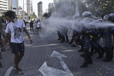 Polícia lança gás lacrimogêneo para dispersar manifestantes. Foto retirada da página do Facebook "Dunas do Cocó"