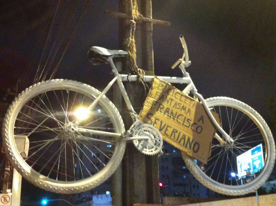 Bicicleta Fantasma em homenagem ao ciclista Francisco Severiano, morto por atropelamento. Foto do perfil Massa Crítica Fortaleza no Facebook.
