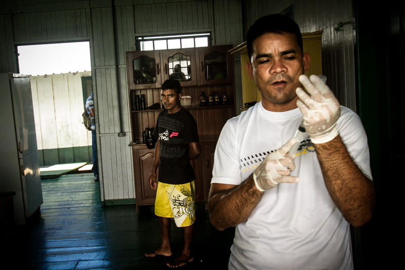 A nurse prepares an anti-venom injection. Many challenges exist in the placement of health care professionals in local communities in the Brazilian Amazon. During the rescue of a Rio Negro resident bitten by a snake (Surucucurana), it took eight hours to get to the nearest hospital in Novo Airao. Photo: Marcio Isensee e Sá copyright Demotix (11/04/2013)