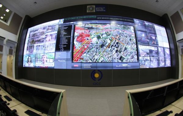 "Gigantes do setor de vigilância obtêm contratos em diversas cidades para monitorar brasileiros durante os jogos de 2014 - desde  escanners de segurança até softwares de rastreamento remoto." Foto: Agência Pública