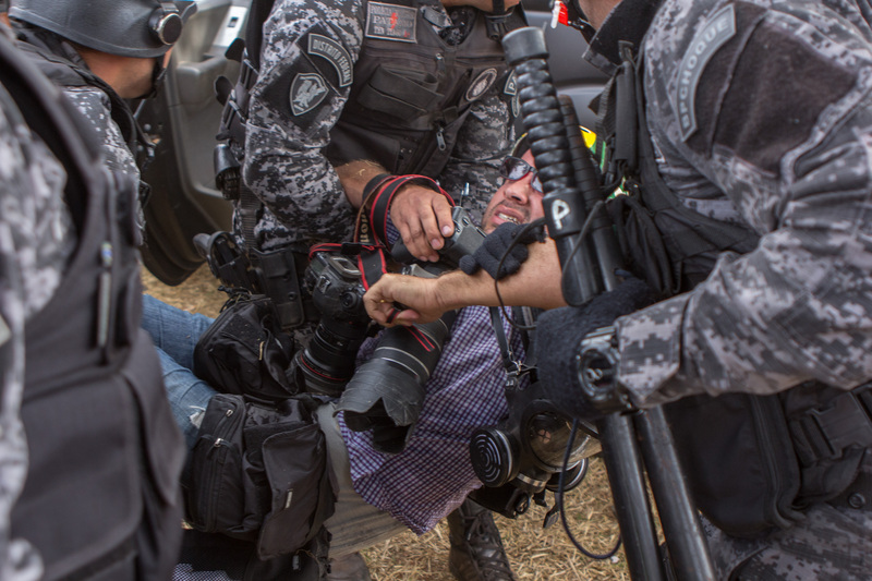 Nos protestos do Dia da Independência em Brasília, um fotojornalista da agência Reuters diz ter sido atacado por um cão da polícia e uma série de outros membros da imprensa também foram feridos. Foto Osvaldo Ribeiro Filho copyright Demotix (07/09/2013)