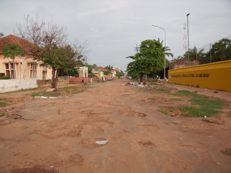 Uma das ruas no centro de Bissau. Foto de Silvia Arjona