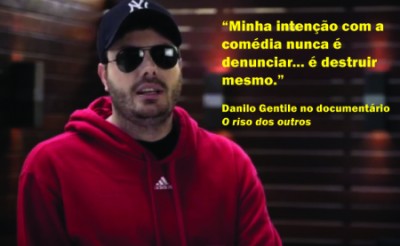 Danilo Gentili no documentário "O Riso dos Outros". Screenshot partilhado no blog Limpinho & Cheiroso.